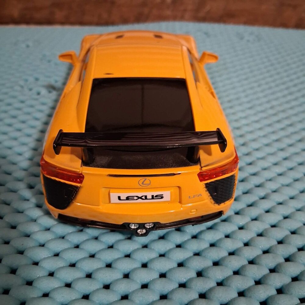 LEXUS SCALE 1:24 - Picture 3 of 5
